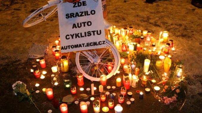 Na křižovatce ulic Nábřeží kpt. Jaroše a Dukelských hrdinů vznikl dnes večer improvizovaný památník. Šestého ledna zde auto srazilo cyklistu Jana Bouchala.