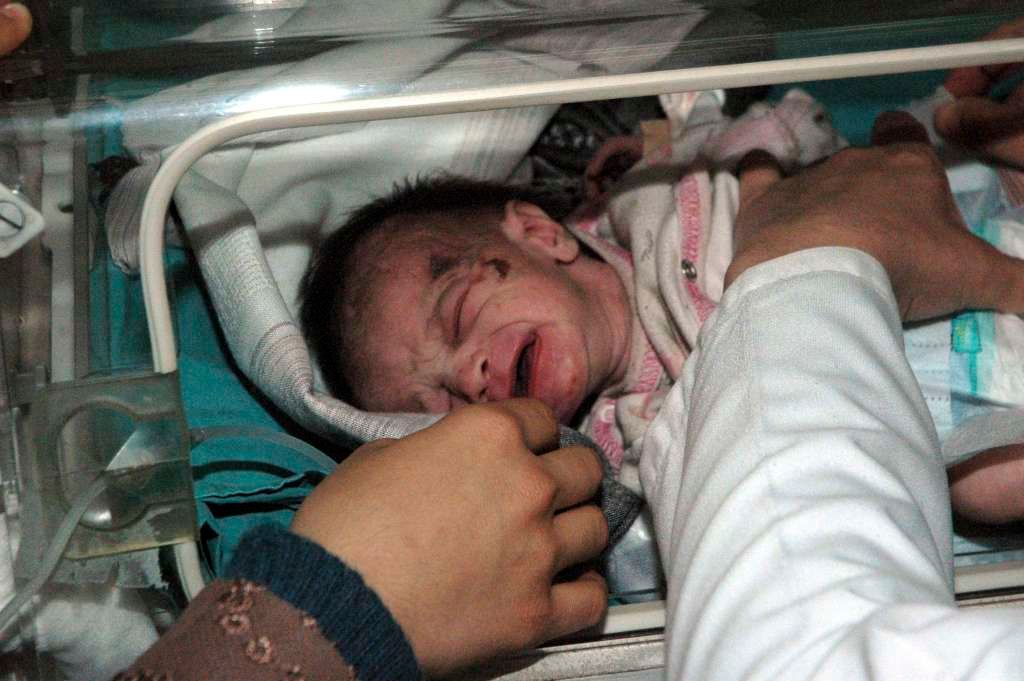 Turci našli živé novorozeně, v troskách přežilo dva dny (Azra Karadumanová)