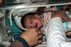 Turci našli živé novorozeně, v troskách přežilo dva dny