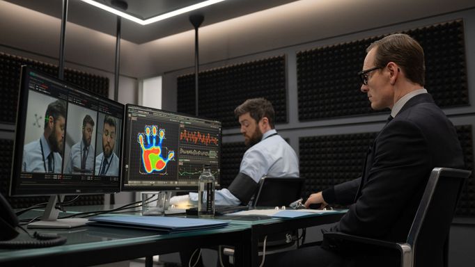 Michael Fassbender jako tajný agent George a Tom Burke jako Freddie Smalls.