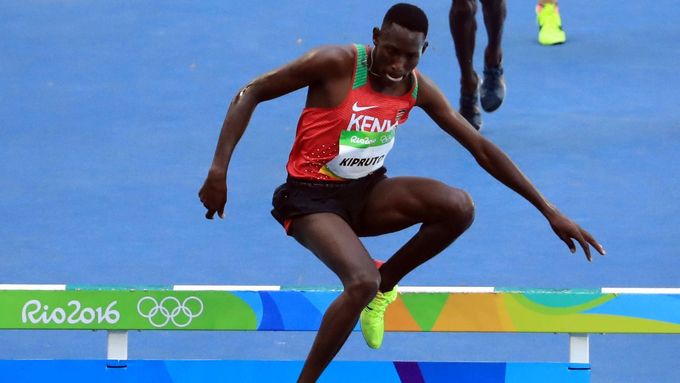 Conselsus Kipruto při vítězném závodě na 3000 metrů překážek na olympiádě v Riu.