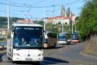 Padesátka zájezdových autobusů projela Prahou, dopravci žádají pomoc od státu