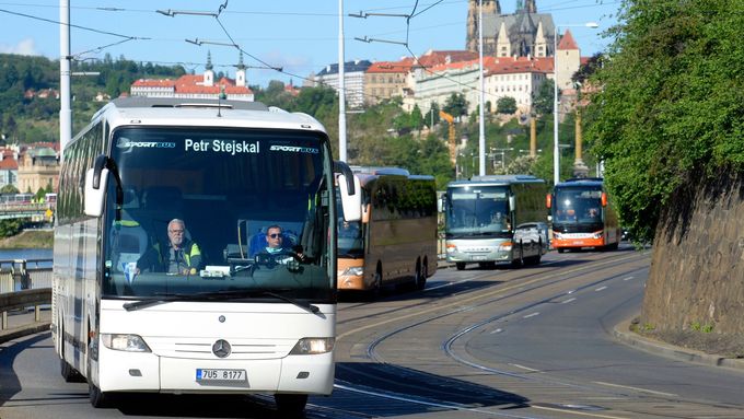 Protestní jízda autobusových dopravců v Praze