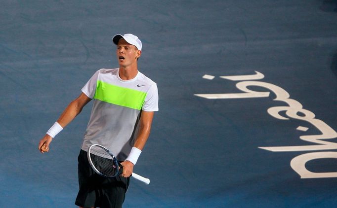 Tomáš Berdych na tenisové exhibici v Abú Zabí v duelu s Davidem Ferrerem.