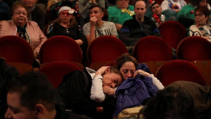 Dvojice žen spí na předávání loterie El Gordo