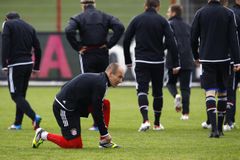 Stoper Tasci opustil první trénink Bayernu s podezřením na otřes mozku