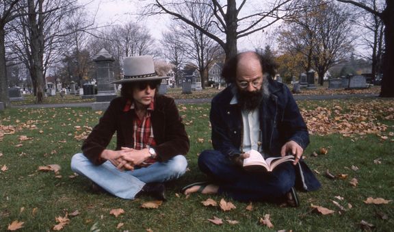 Bob Dylan a Allen Ginsberg u hrobu Jacka Kerouaca