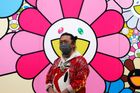 Japonský umělec Takaši Murakami na vernisáž přišel v roušce.