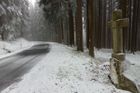 Část Česka zasypal sníh, do ulic vyjely sypače. Silnice mohou klouzat jako v zimě, varují silničáři