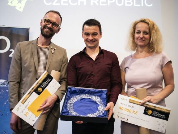 Tomáš Chrobák (uprostřed) právě přebírá ocenění Global Teacher Prize Czech Republic 2019.