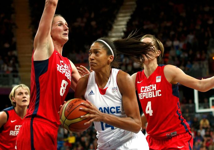 Francouzská basketbalistka Emmeline Ndongueová probíhá mezi Ilonou Burgrovou (vlevo) a Janou Veselou ve čtvrtfinále OH 2012 v Londýně.