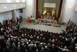 Smuteční obřad se konal v poledne v krematoriu ve Strašnicích. Velká obřadní síň byla zaplněná.