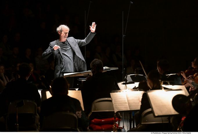 Dirigent Peter Rundel při uvedení skladby In vain.