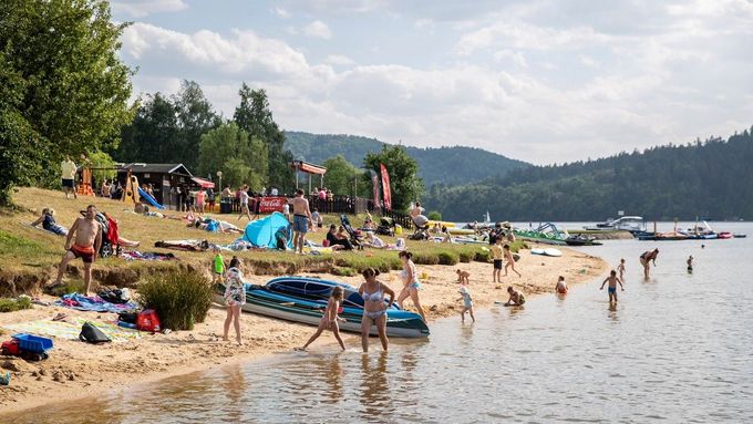 Živohošť u slapské přehrady patří k oblíbeným místům, kam lidé v létě na Vltavu vyrážejí za koupáním.