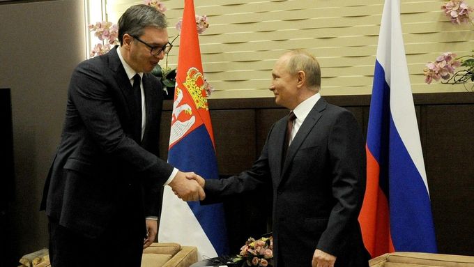 Srbský prezident Aleksandar Vučić se svým ruským protějškem Vladimirem Putinem během setkání v Soči 25. listopadu 2021