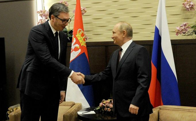 Srbský prezident Aleksandar Vučić se svým ruským protějškem Vladimirem Putinem během setkání v Soči 25. listopadu 2021