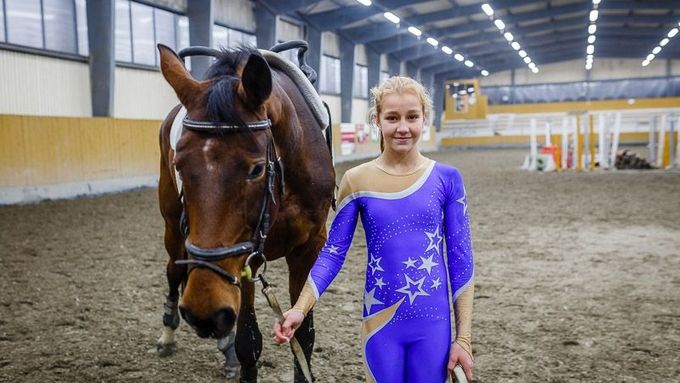 Dvanáctiletá Tereza Czyžová je mistryní republiky ve voltiži v kategorii 10-14 let. Náročné prvky cvičí nejprve na dřevěném koni.
