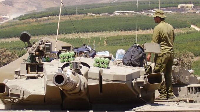 Izraelští vojáci na stanovišti u Metully na libanonské hranici.