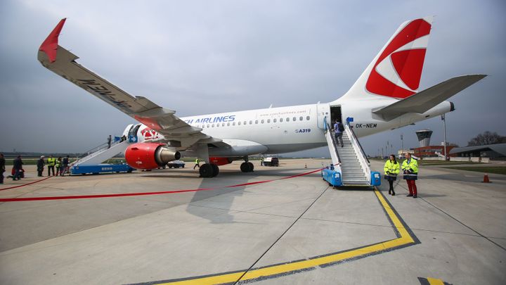 Boeing společnosti ČSA zasáhl blesk, cestující do Prahy mají zpoždění i 24 hodin