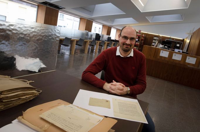 Archivář Paul Drossens s policejní složkou, která obsahuje vyděračské dopisy od údajných zlodějů Gentského oltáře.