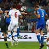 Fotbal, kvalifikace MS: Itálie - Česko: Giorgio Chiellini (vpravo) dává gól na 1:1
