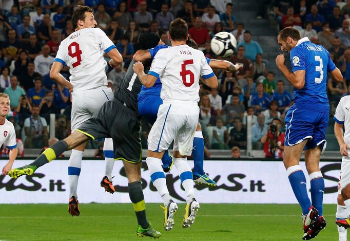 Fotbal, kvalifikace MS: Itálie - Česko: Giorgio Chiellini (vpravo) dává gól na 1:1