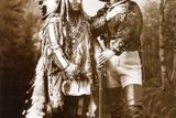 Tatanka Iyontanke (Sedící býk) s Buffalo Billem. Když W. Notman zvěčnil v roce 1885 v kanadském Montrealu ve svém ateliéru oba slavné muže, netušil, že snímek se stane jedním z nejznámějších na celém světě. Sedící býk se v roce 1876 zúčastnil památného vítězství indiánských kmenů nad 7. kavalerií George Armstronga Custera u Little Bighornu.