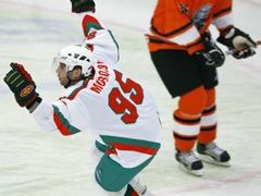 Ruský hokejista Alexej Morozov se raduje z gólu proti finské Hämeenlinně na turnaji Super Six v Petrohradě.