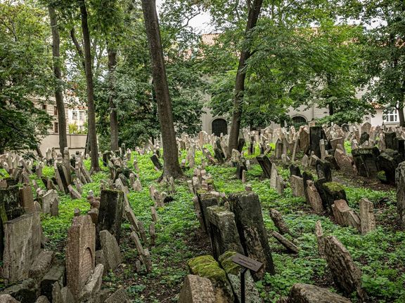Starý židovský hřbitov, na který chodí rozjímat jedna z románových postav - Golem.