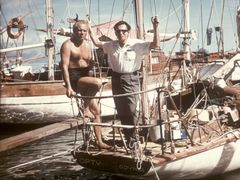 Český spisovatel a cestovatel Miloslav Stingl na lodi s polským cestovatelem Leonidem Teligou na Tahiti. (nedatováno)