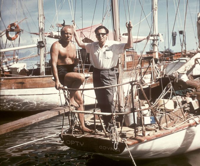 Český spisovatel a cestovatel Miloslav Stingl na lodi s polským cestovatelem Leonidem Teligou na Tahiti. (nedatováno)
