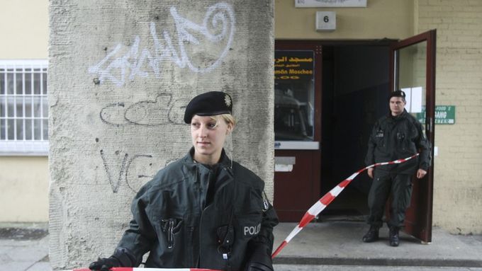 Policisté před islámským kulturním centrem v Berlíně.