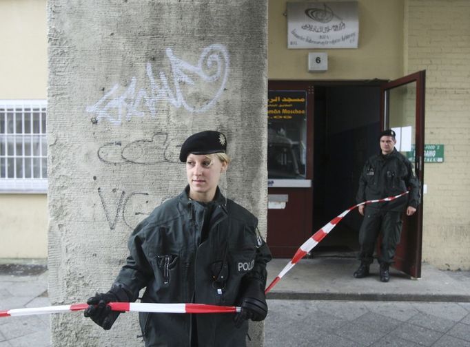 Policisté před islámským kulturním centrem v Berlíně.