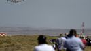 The space shuttle Endeavour, carried piggyback atop a Boeing 747 jumbo jet, comes in for its landing at at Edwards Air Force Base in California, September 20, 2012, after a cross-country trip to Los Angeles to begin its final mission as a museum exhibit. Endeavour is scheduled to take off for its final ferry flight again on Friday, and the final airborne journey of the entire space shuttle fleet, headed for Los Angeles International Airport. REUTERS/Gene Blevins (UNITED STATES - Tags: TRANSPORT SCIENCE TECHNOLOGY) Published: Zář. 20, 2012, 10:17 odp.