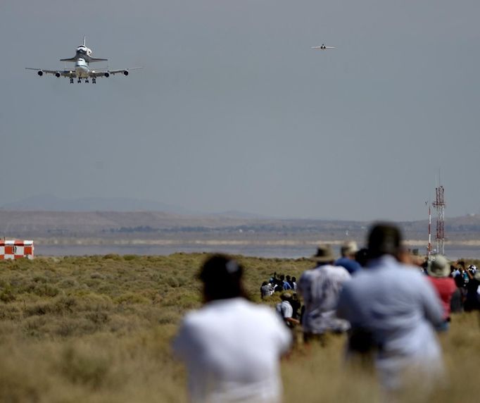 The space shuttle Endeavour, carried piggyback atop a Boeing 747 jumbo jet, comes in for its landing at at Edwards Air Force Base in California, September 20, 2012, after a cross-country trip to Los Angeles to begin its final mission as a museum exhibit. Endeavour is scheduled to take off for its final ferry flight again on Friday, and the final airborne journey of the entire space shuttle fleet, headed for Los Angeles International Airport. REUTERS/Gene Blevins (UNITED STATES - Tags: TRANSPORT SCIENCE TECHNOLOGY) Published: Zář. 20, 2012, 10:17 odp.