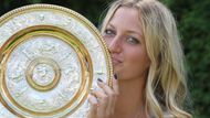 Petra Kvitová s trofejí z letošního Wimbledonu.