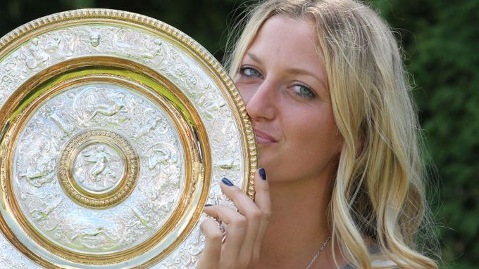 Petra Kvitová s trofejí pro vítězku Wimbledonu