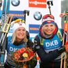 Stříbrná Susan Dunkleeová, zlatá Marte Olsbuová Röiselandová a bronzová Lucie Charvátová v cíli sprintu žen na MS 2020 v Anterselvě