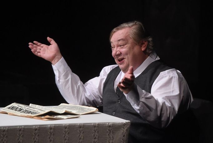 Na snímku je Norbert Lichý jako Roman Kopfrkingl v inscenaci Spalovače mrtvol od Ladislava Fukse, Divadlo Petra Bezruče, 2016.
