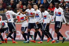 Lyon otočil zápas v Amiens, zvládl divoký závěr a po výhře 2:1 je znovu druhý