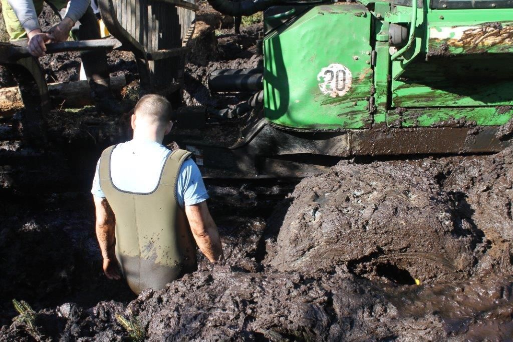 Hasiči vyprošťují zapadlé stroje