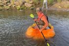 Muž v obří dýni na řece ujel 61 kilometrů, zapsal se do knihy rekordů