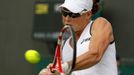 Australská tenistka Samantha Stosurová vrací míček Španělce Carle Suarez-Navarrové během utkání na Wimbledonu 2012.