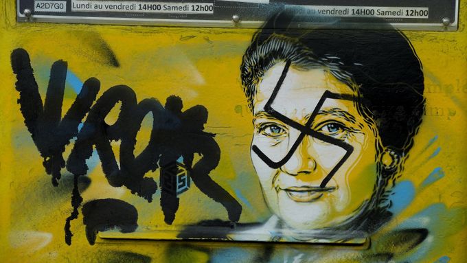 Portrét francouzské političky a přeživší holocaustu Simone Veilové, na který někdo nakreslil hákový kříž.