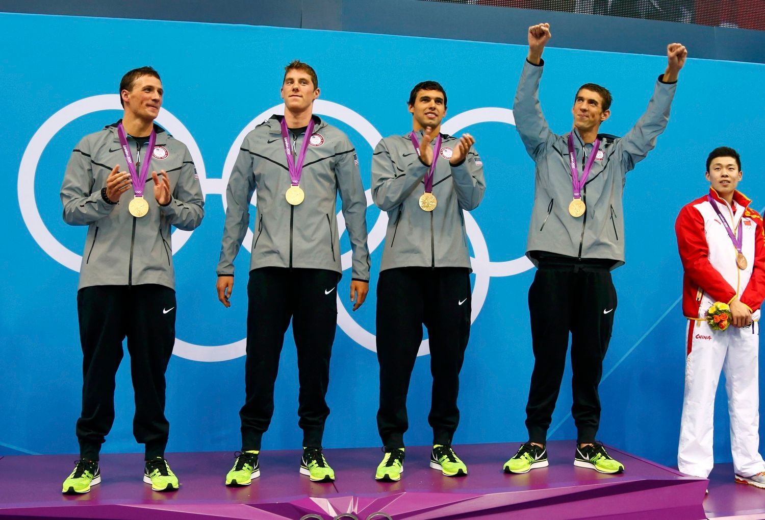 Americký plavec Michael Phelps slaví zlatou medaili za štafetu 4x200 metrů volným stylem na OH 2012 v Londýně.