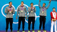 Tuto medaili samozřejmě získal i díky svým kolegům. Zleva: Ryan Lochte, Conor Dwyer, Ricky Berens a samotný Michael Phelps.