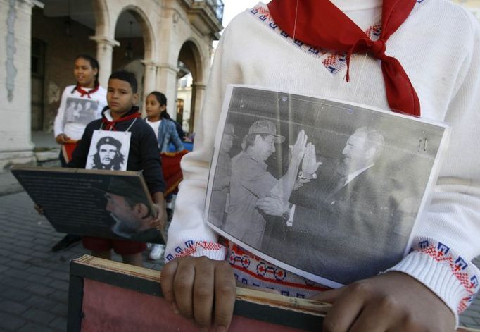 Školáci drží obrázky Fidela Castra. Mají začít oslavy 155 výročí narození Jose Martiho, hrdiny v boji za nezávislost Kuby. 28.1.2008; Havana