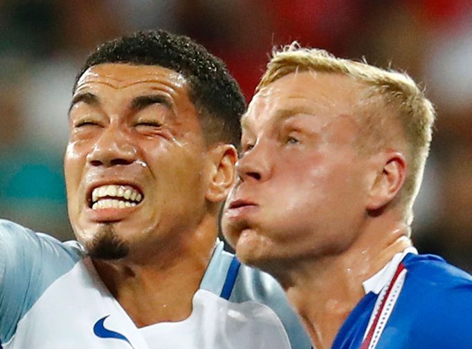 Euro 2016, Anglie-Island: Chris Smalling - Kolbeinn Sigthórsson