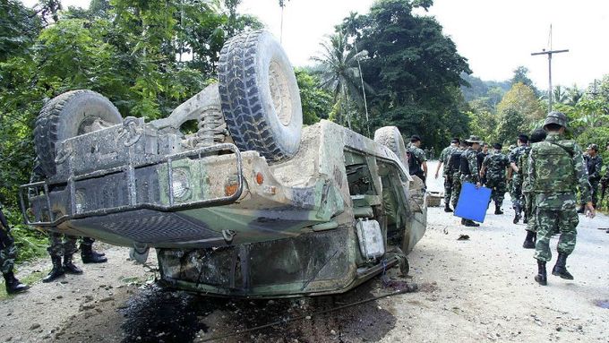 Armádní vozidlo Humvee převrácené na střechu. Scéna dnešního přepadení armádní hlídky povstalci v provincii Narathiwat na jihu Thajska.