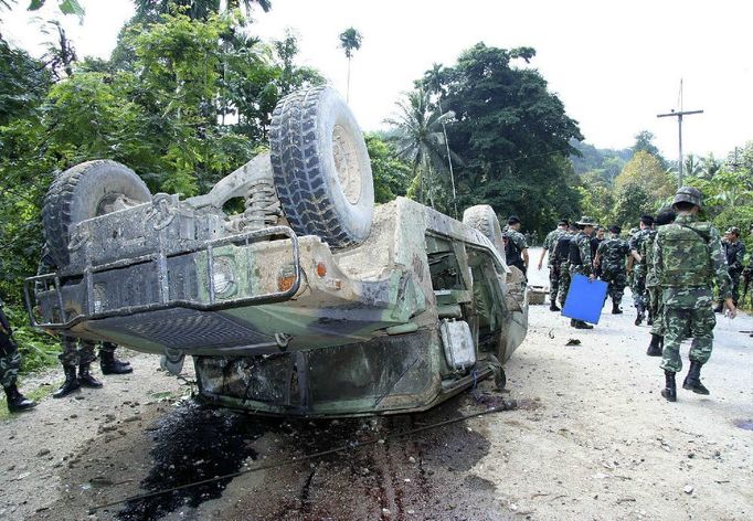 Armádní vozidlo Humvee převrácené na střechu. Scéna dnešního přepadení armádní hlídky povstalci v provincii Narathiwat na jihu Thajska.